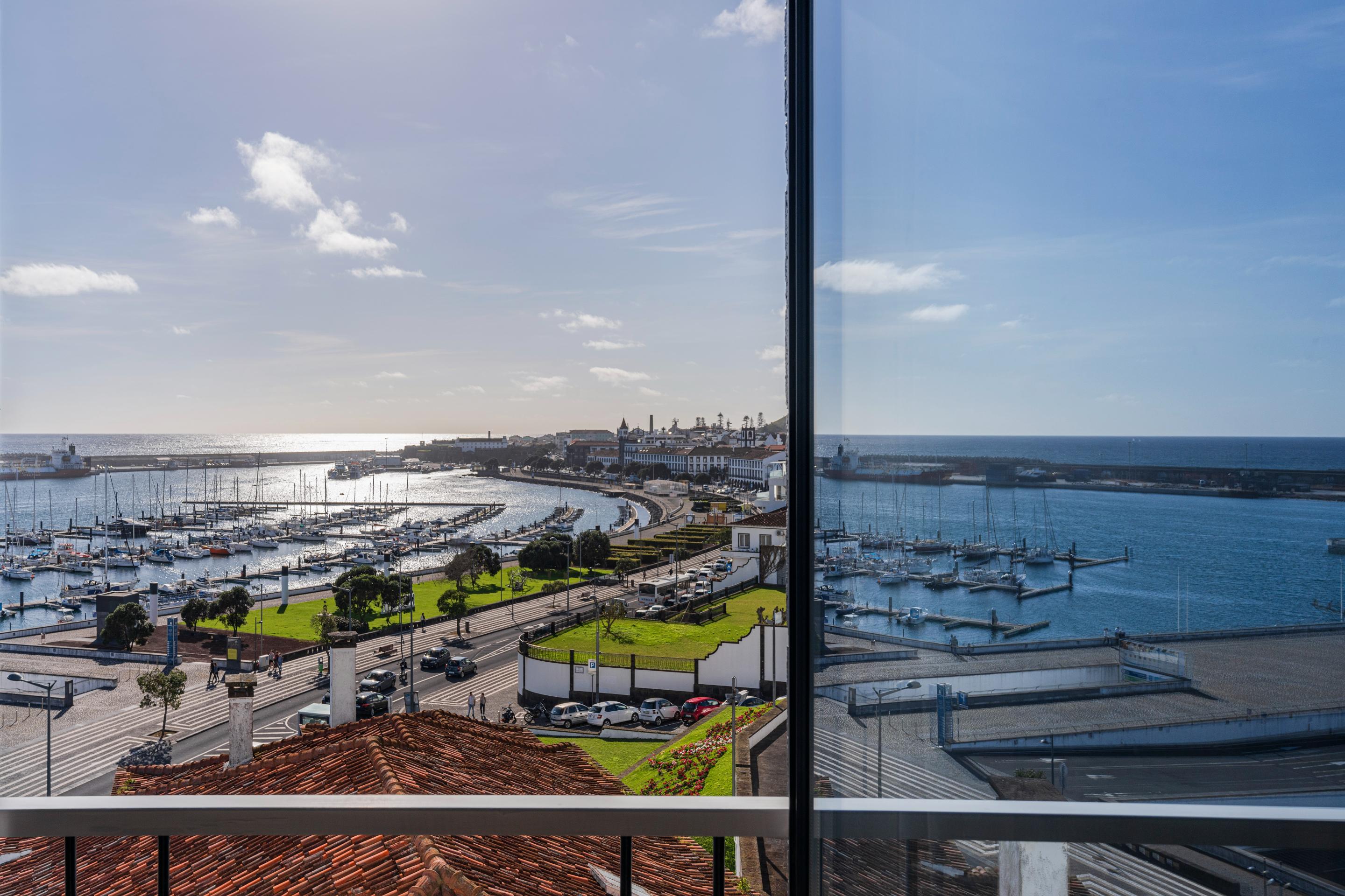 Grand Hotel Acores Atlantico ポンタ・デルガダ エクステリア 写真 View of the Marina from the 10th floor of the Marina Tower