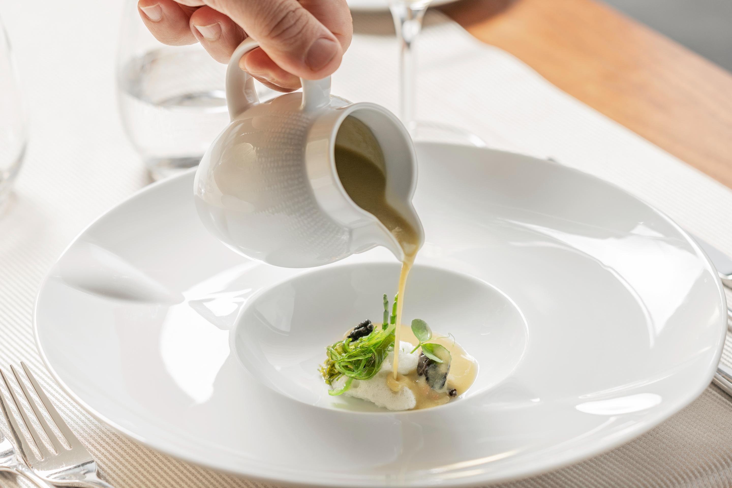 Grand Hotel Acores Atlantico ポンタ・デルガダ エクステリア 写真 A sauce being poured onto a plate of food