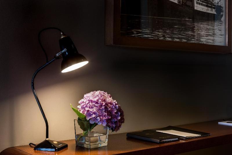 Grand Hotel Acores Atlantico ポンタ・デルガダ 部屋 写真 A desk lamp