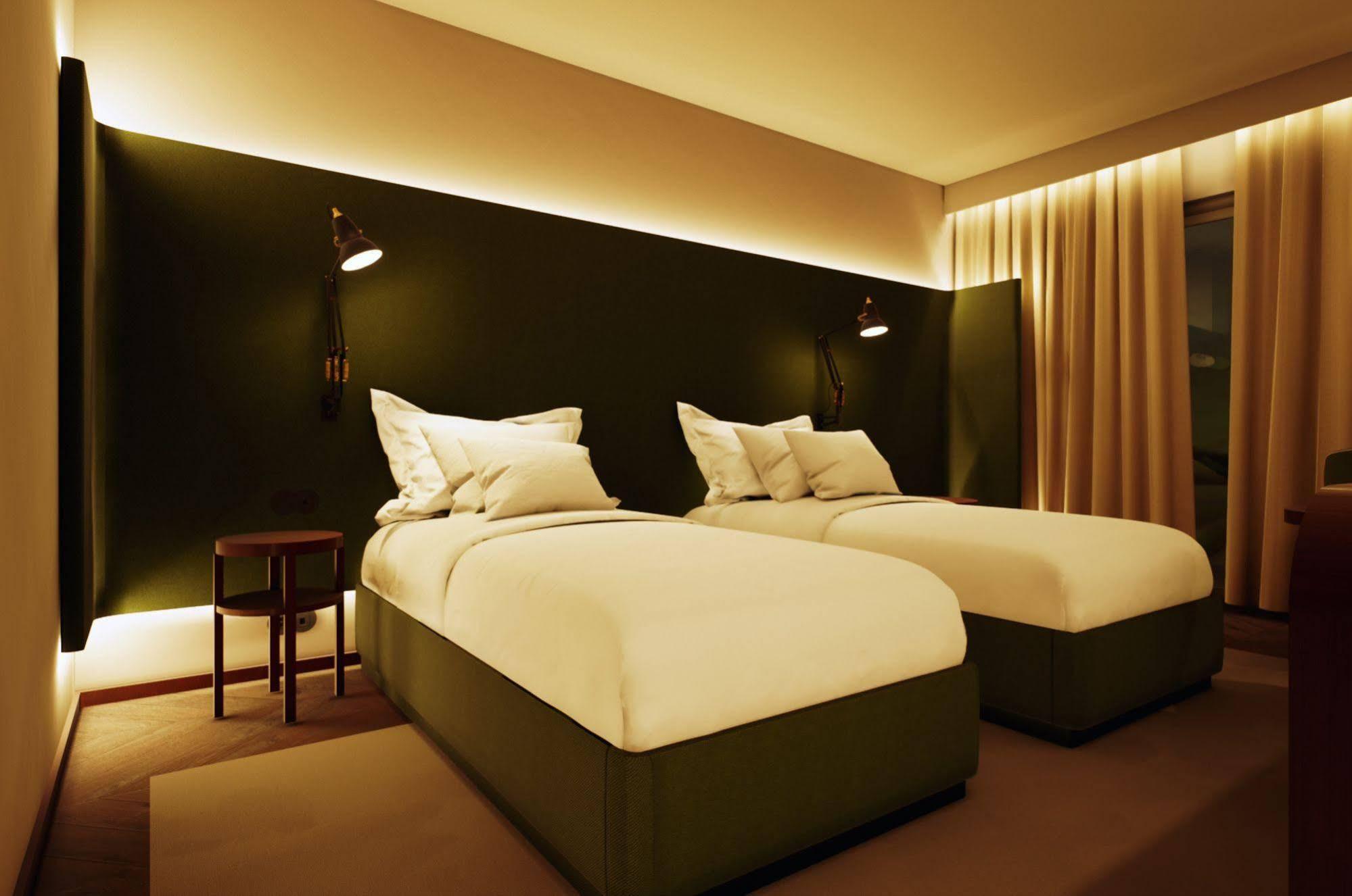 Grand Hotel Acores Atlantico ポンタ・デルガダ エクステリア 写真 A room at the hotel